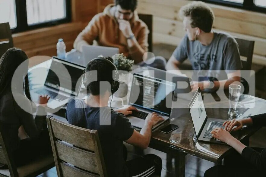 Local d’activités dans Lunel à louer - Photo de l’immeuble – Image 2 sur 3