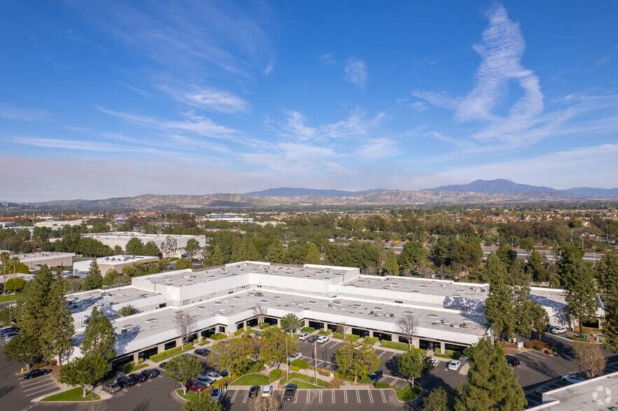 3002 Dow Ave, Tustin, CA à louer - Aérien – Image 2 sur 31