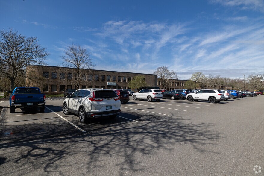 22 Cotton Rd, Nashua, NH à louer - Photo de l’immeuble – Image 2 sur 7