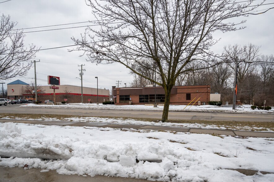 24225 5 Mile Rd, Redford Township, MI à vendre - Photo de l’immeuble – Image 3 sur 3