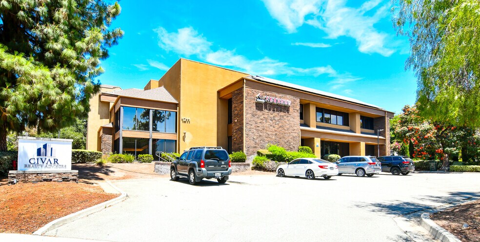 1211 Center Court Dr, Covina, CA à louer - Photo de l’immeuble – Image 3 sur 23