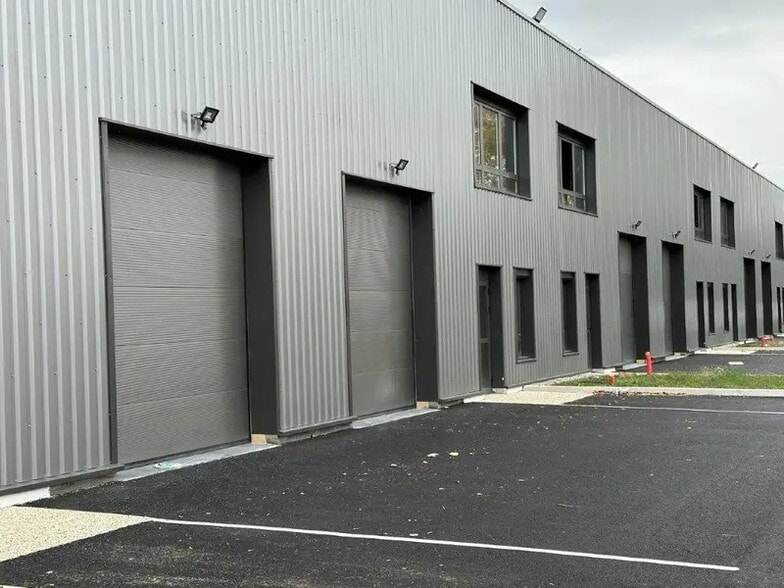 Bureau dans Bourgoin-Jallieu à vendre - Photo de l’immeuble – Image 1 sur 7
