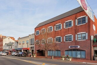 36 W Main St, Freehold, NJ à louer Photo intérieure– Image 2 sur 22