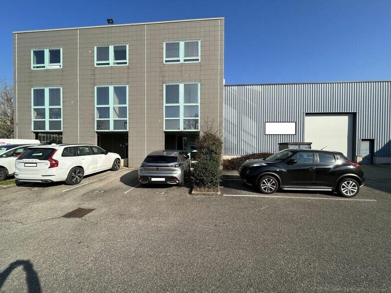 25 B Rue Du 35eme Regiment D'Aviation, Bron à louer - Photo de l’immeuble – Image 3 sur 11