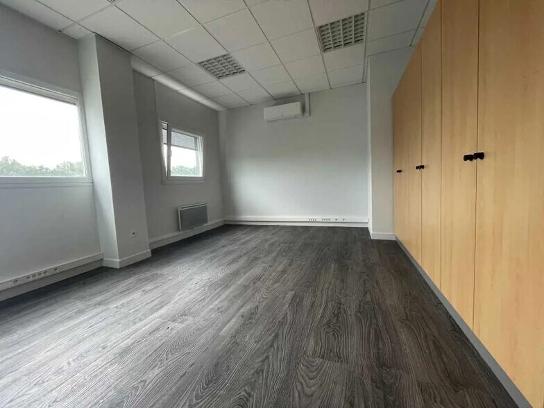 Bureau dans Allonne à louer - Photo de l’immeuble – Image 2 sur 5