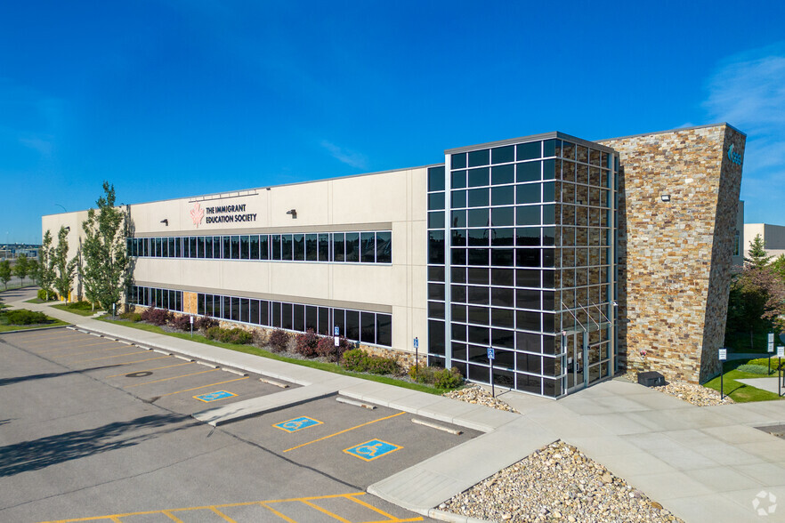 3675 63rd Ave NE, Calgary, AB à louer - Photo de l’immeuble – Image 1 sur 8