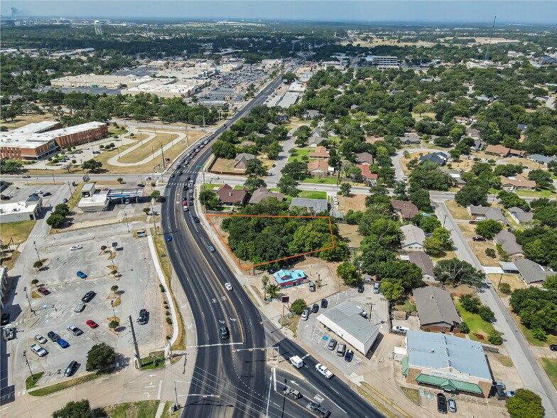 1122 E Villa Maria, Bryan, TX à vendre - Photo de l’immeuble – Image 1 sur 9