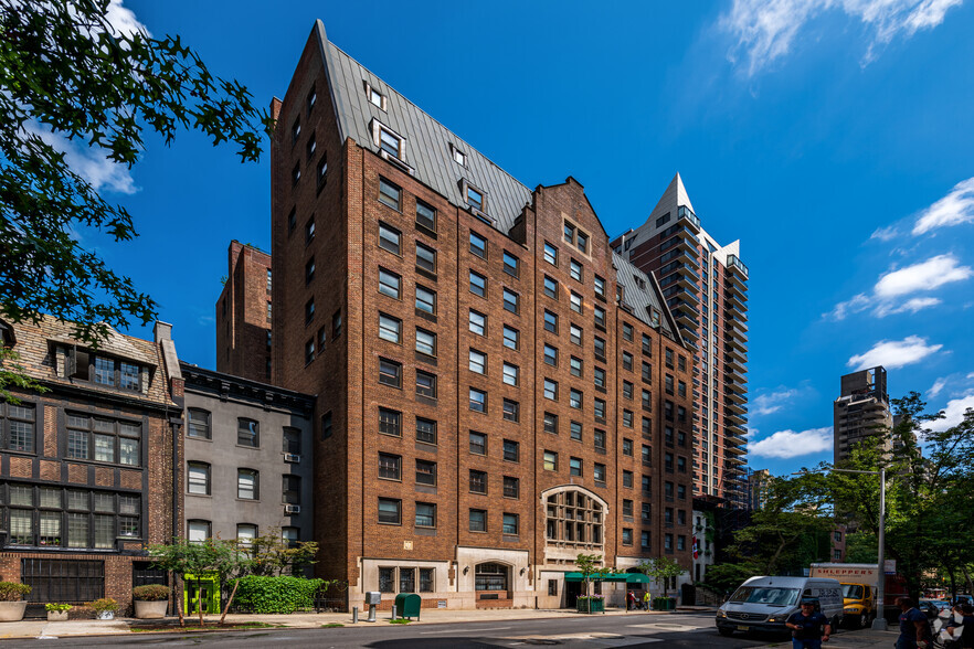 235 E 49th St, New York, NY à vendre - Photo de l’immeuble – Image 2 sur 2
