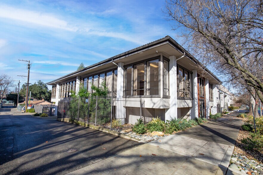 2110 21st St, Sacramento, CA à louer - Photo de l’immeuble – Image 1 sur 5