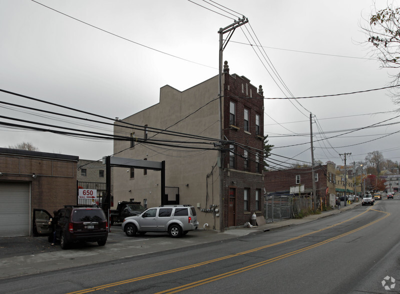 646-650 Saw Mill River Rd, Yonkers, NY à vendre - Photo de l’immeuble – Image 2 sur 2