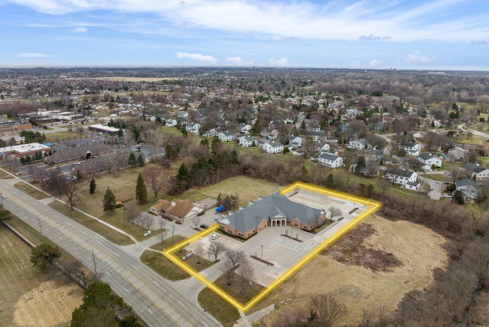 38550 Garfield Rd, Clinton Township, MI à louer Photo de l’immeuble– Image 1 sur 3