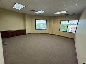 400 W Oak St, Denton, TX à louer Photo intérieure– Image 1 sur 1