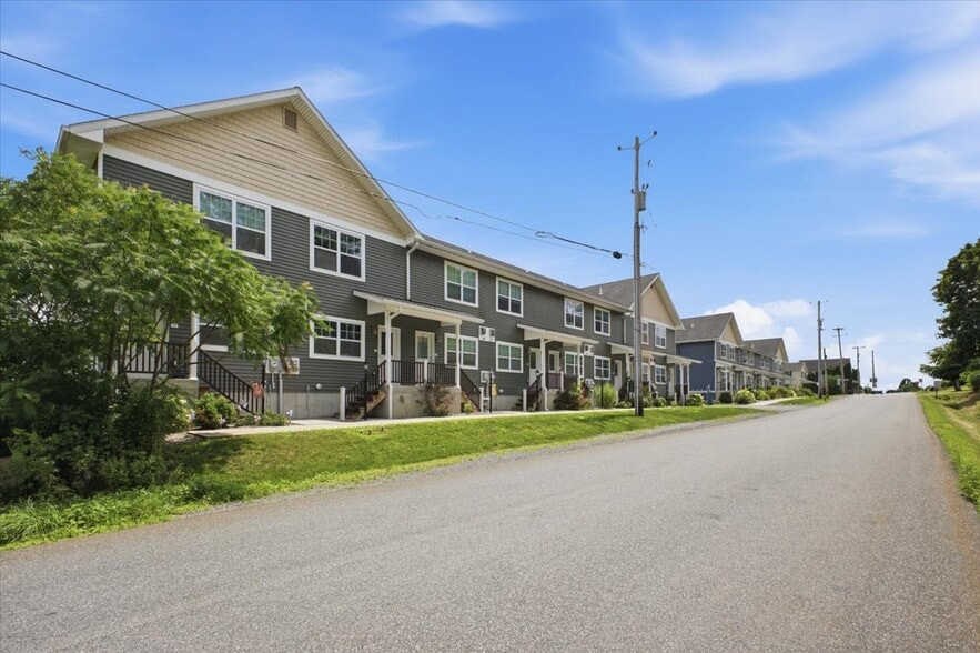 1A Brickyard Rd, Mechanicville, NY à vendre - Photo principale – Image 1 sur 20