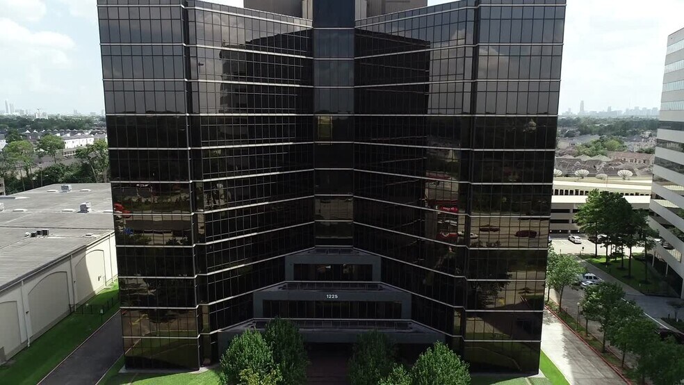 1225 N Loop Fwy W, Houston, TX à louer - Vidéo sur l’annonce professionnelle – Image 3 sur 18