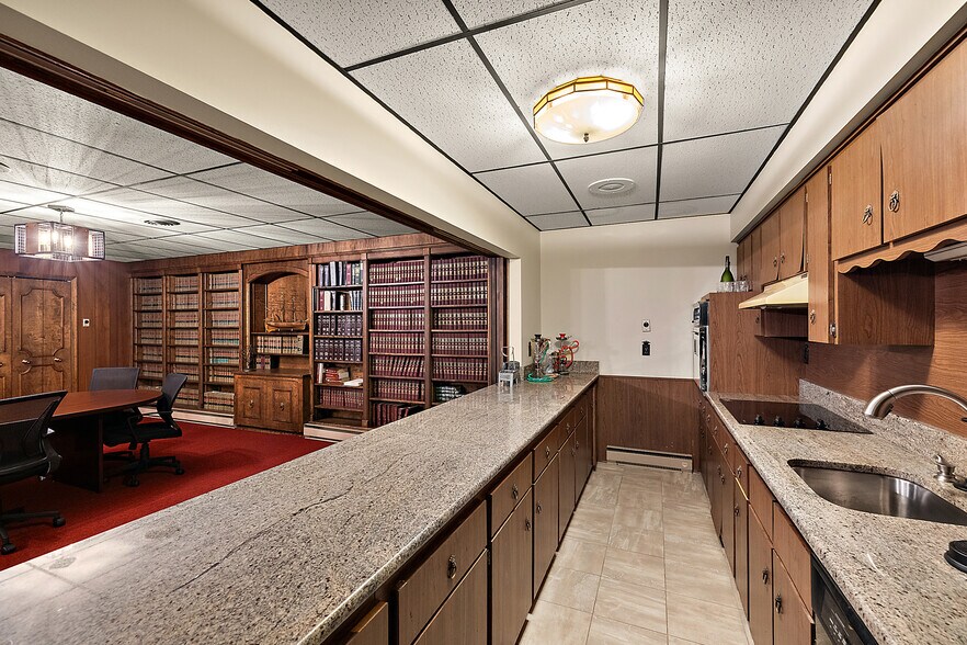 22815 Kelly Rd, Eastpointe, MI à louer - Photo de l’immeuble – Image 3 sur 19
