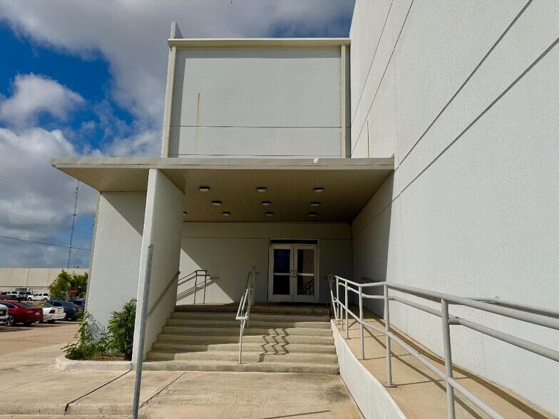 13802 N Unitec Dr, Laredo, TX à louer - Photo de l’immeuble – Image 3 sur 4