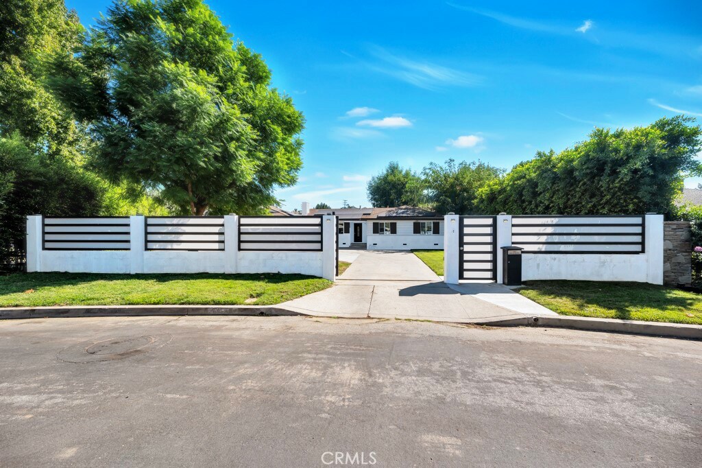 8738 Paso Robles Ave, Sherwood Forest, CA à louer Photo de l’immeuble– Image 1 sur 12