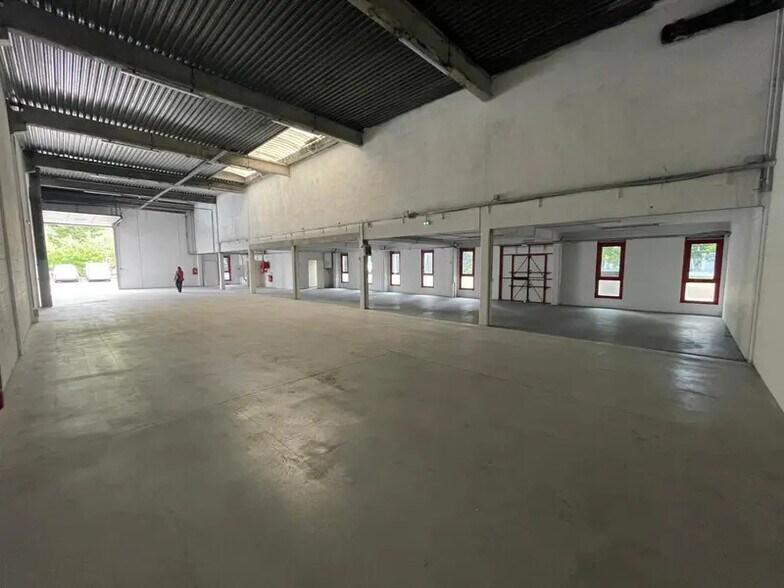 Local d’activités dans Éragny à louer - Photo de l’immeuble – Image 3 sur 15