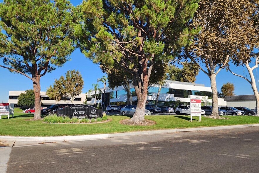 242 E Airport Dr, San Bernardino, CA à louer - Photo de l’immeuble – Image 2 sur 6