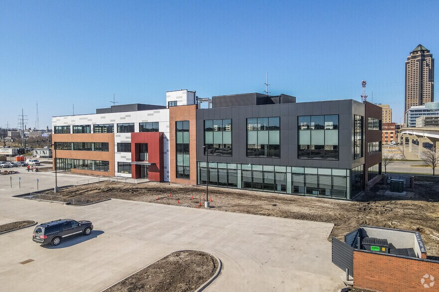 220 SW 9th St, Des Moines, IA à louer - Photo de l’immeuble – Image 3 sur 23