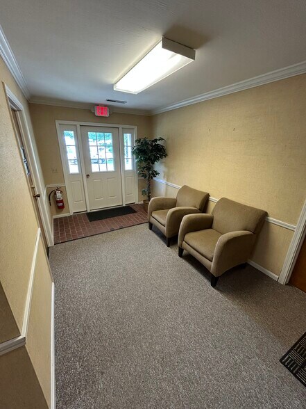 200 Industrial Pky, Chagrin Falls, OH à louer - Hall d’entrée – Image 3 sur 14
