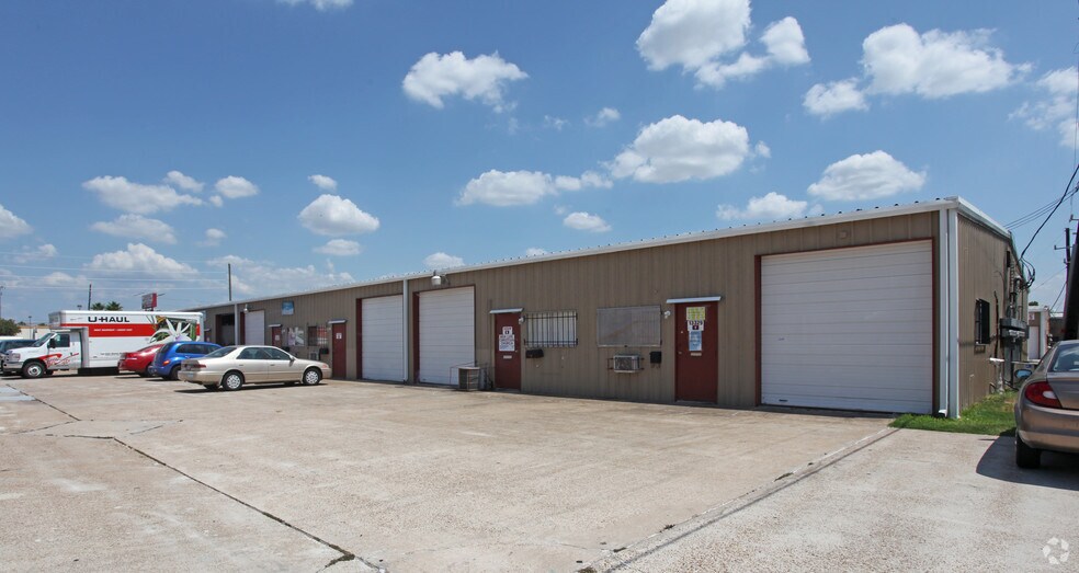 13329 Veterans Memorial Dr, Houston, TX à louer - Photo de l’immeuble – Image 2 sur 7