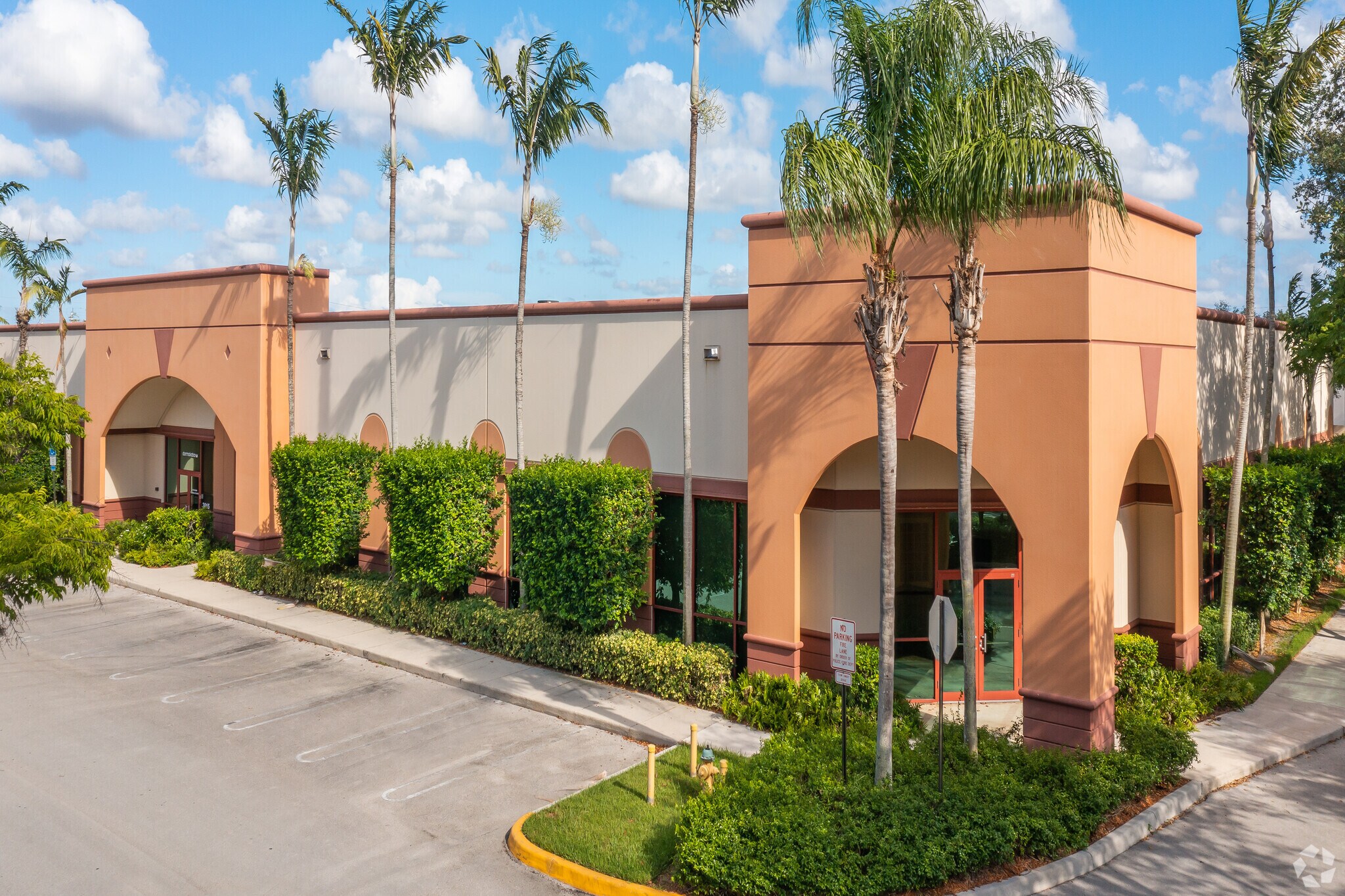 3001-3045 N Commerce Pky, Miramar, FL à louer Photo de l’immeuble– Image 1 sur 8