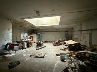 Plus de détails pour 10 Place Bougainville, Marseille - Local commercial à louer