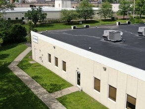 160 Commerce Dr, Montgomeryville, PA à louer Photo de l’immeuble– Image 2 sur 4