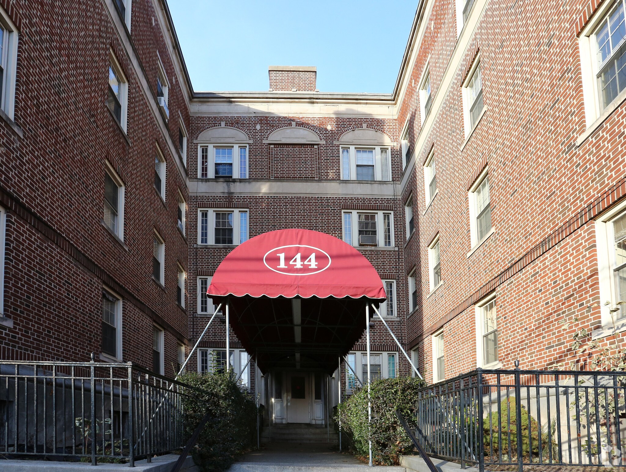 144 Grove St, Waterbury, CT à vendre Photo de l’immeuble– Image 1 sur 8