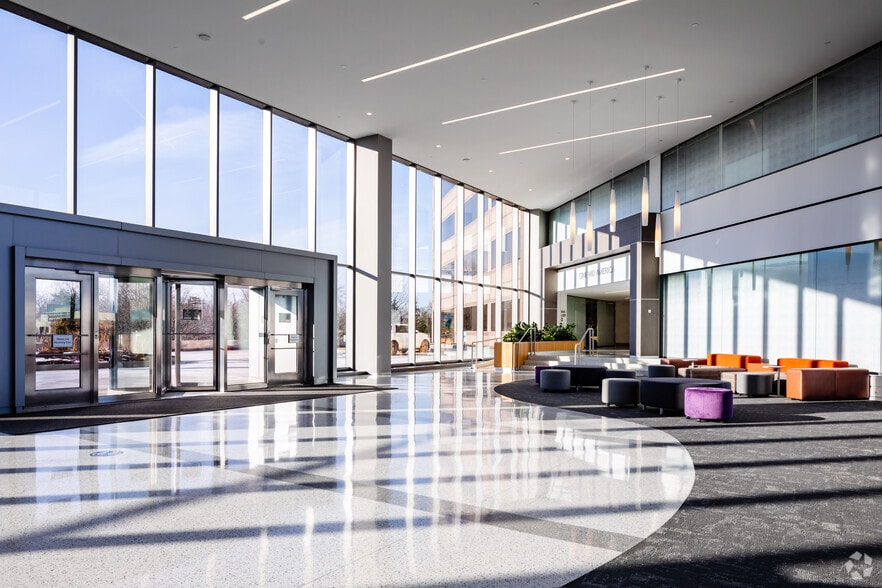 2 Mid America Plz, Oakbrook Terrace, IL à louer - Hall d’entrée – Image 2 sur 11