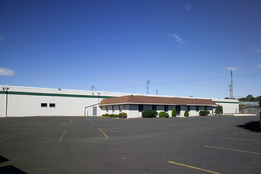 1750 Woodhaven Dr, Bensalem, PA à louer - Photo de l’immeuble – Image 2 sur 13