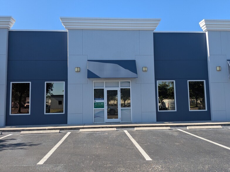 6360 Corporate Park Cir, Fort Myers, FL à louer - Photo de l’immeuble – Image 2 sur 3