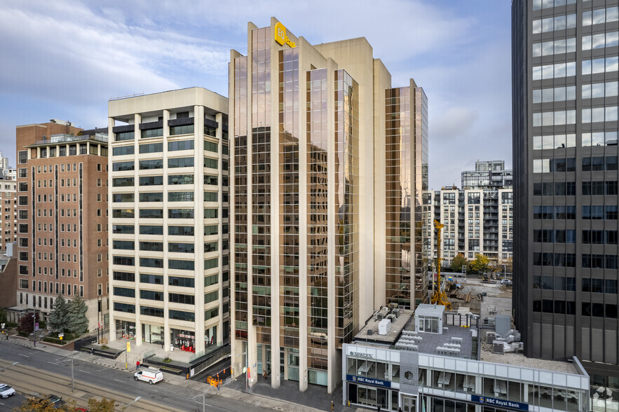 30 St Clair Ave W, Toronto, ON à louer - Photo de l’immeuble – Image 1 sur 8