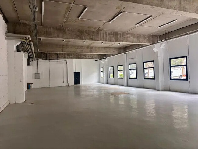 Plus de détails pour Chemin De La Bastide Blanche, Vitrolles - Local d'activités à louer