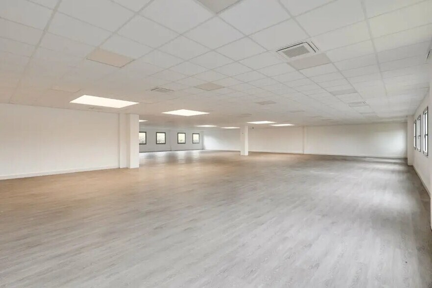 Local d’activités dans Lisses à louer - Photo de l’immeuble – Image 3 sur 8