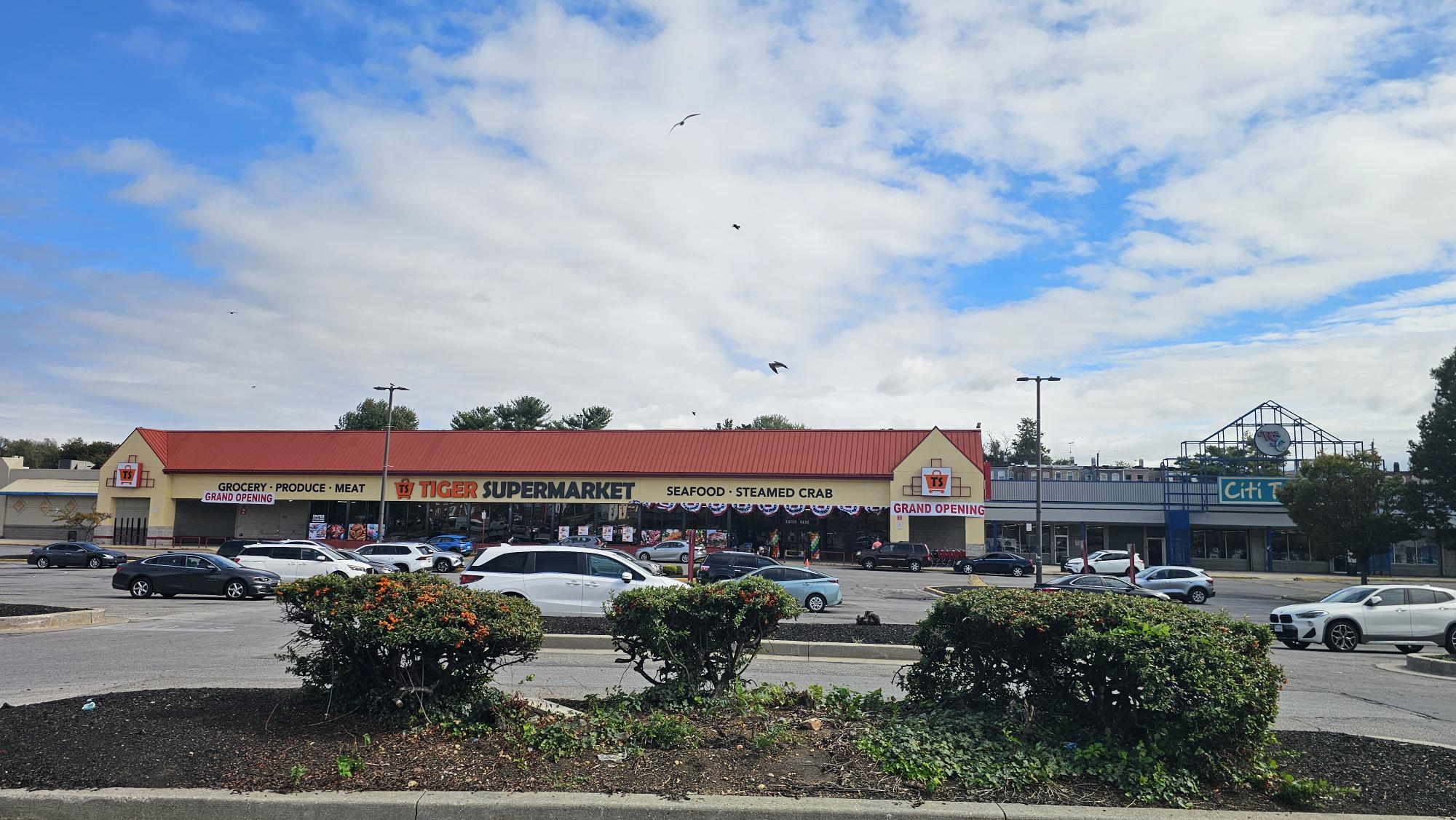 2401-2499 Frederick Ave, Baltimore, MD à louer Photo de l’immeuble– Image 1 sur 2