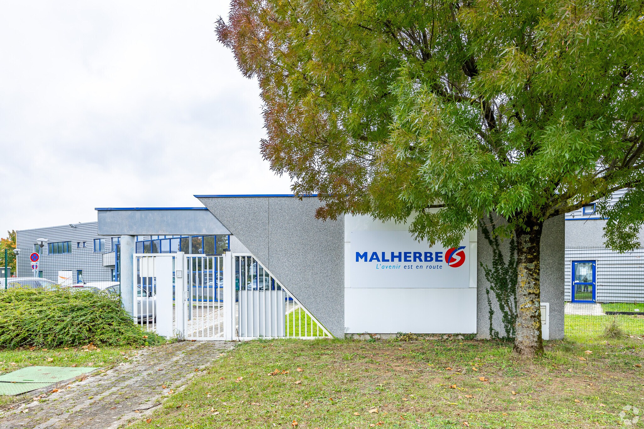 Local d’activités dans Saint-Quentin-Fallavier à louer Photo principale– Image 1 sur 5