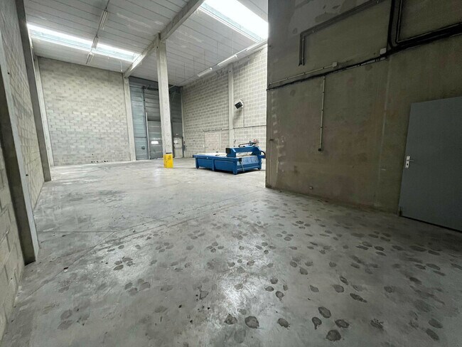 Plus de détails pour 44 Rue Vladimir Jankelevitch, Émerainville - Local d'activités à louer
