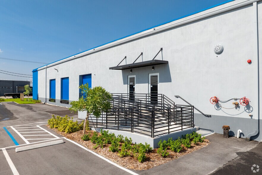 7100 NW 36th Ave, Miami, FL à louer - Photo de l’immeuble – Image 3 sur 20