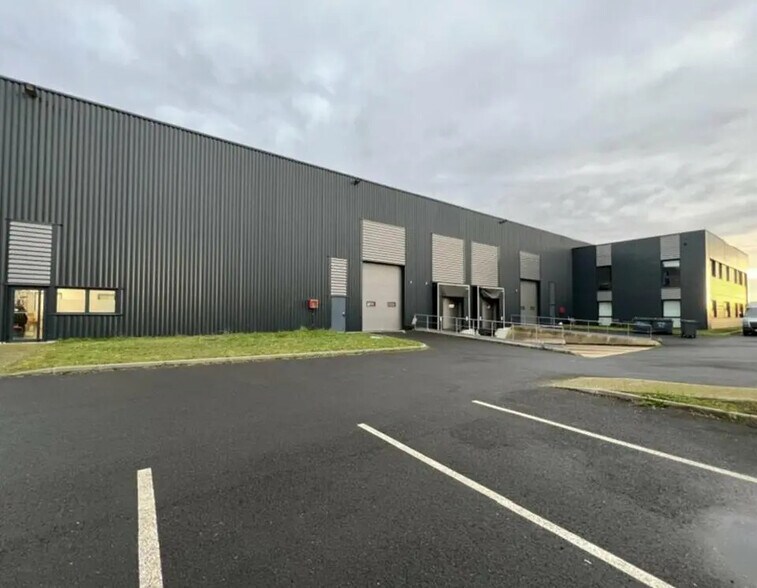 Local d’activités dans Lieusaint à louer - Photo de l’immeuble – Image 3 sur 5