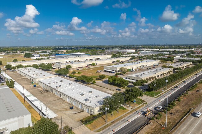 Plus de détails pour 10010 W Sam Houston Pky S, Houston, TX - Local d'activités à louer