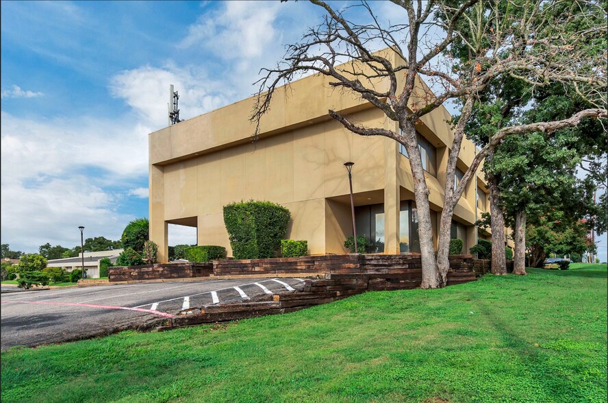 803 Forest Ridge Dr, Bedford, TX à louer - Photo de l’immeuble – Image 3 sur 6