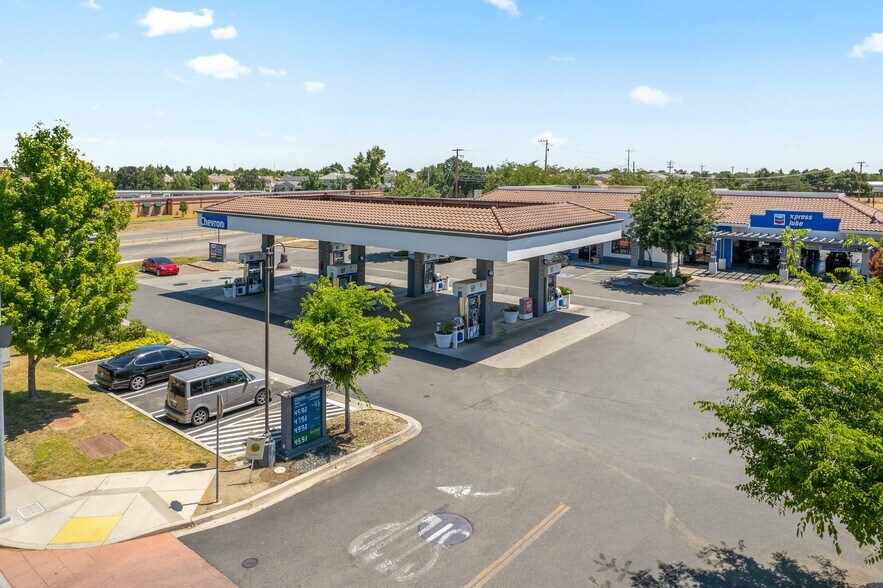6925 Lone Tree Way, Brentwood, CA à vendre - Photo de l’immeuble – Image 3 sur 10