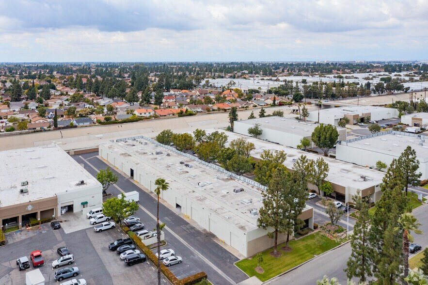 17517 Fabrica Way, Cerritos, CA à louer - Photo de l’immeuble – Image 3 sur 4