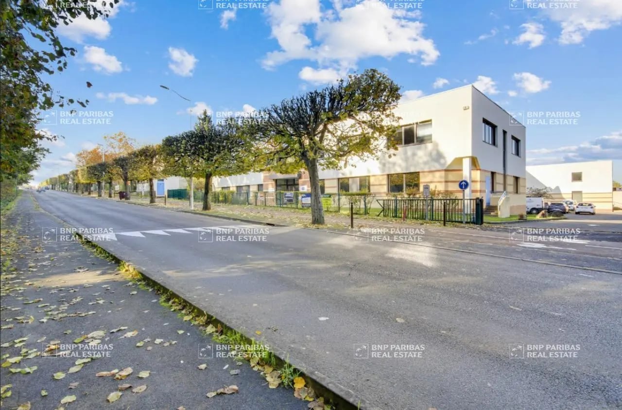 Local d’activités dans Champs-sur-Marne à louer Photo de l’immeuble– Image 1 sur 10