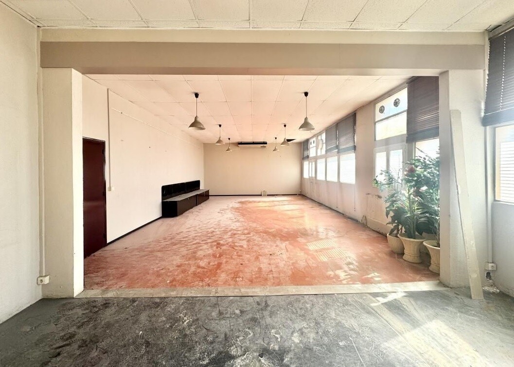 Industriel/Logistique dans Marseille à louer Photo principale– Image 1 sur 6