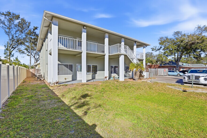 12597 Walsingham Rd, Largo, FL à vendre - Photo de l’immeuble – Image 3 sur 17