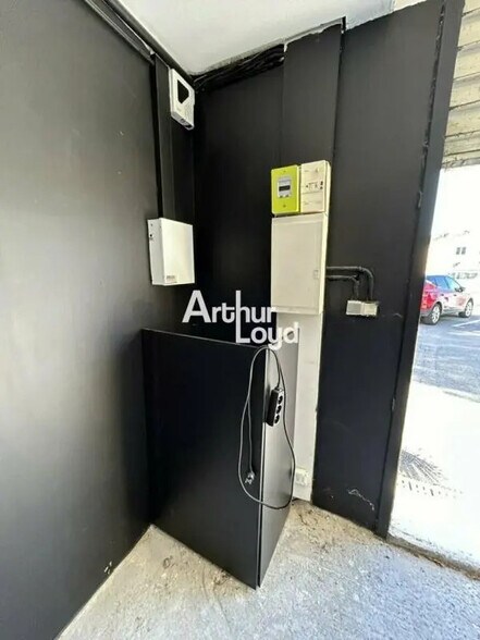 Local d’activités dans Saint-Raphaël à louer - Photo de l’immeuble – Image 3 sur 4