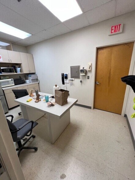 7666 Fullerton Rd, Springfield, VA à louer - Photo de l’immeuble – Image 3 sur 15